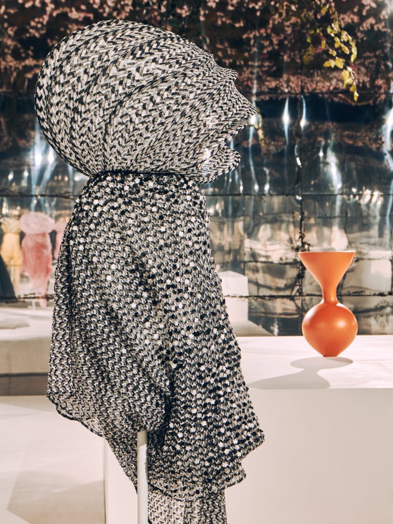 Collection Dior Haute Couture Printemps Été 2026, céramique de Magdalene Odundo. © ADRIEN DIRAND