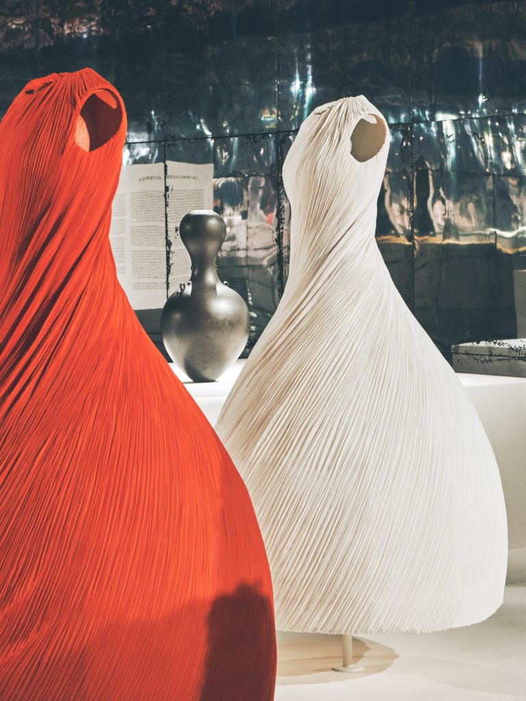 Collection Dior Haute Couture Printemps Été 2026, céramique de Magdalene Odundo. © ADRIEN DIRAND